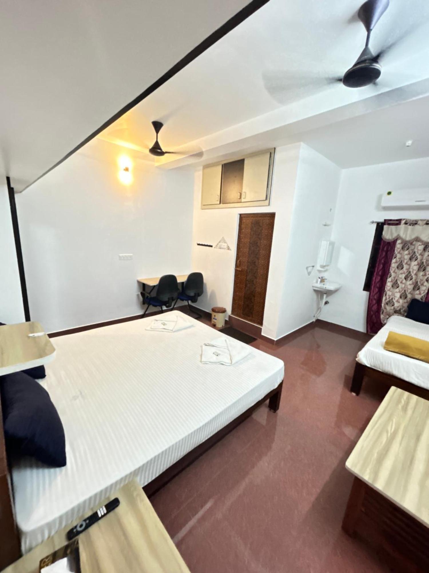 Cardiff Palace Pondicherry Room photo
